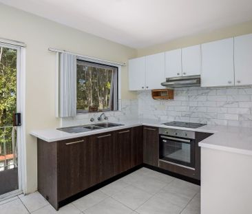 Bright & Sunny Two Bedroom Apartment - Photo 4