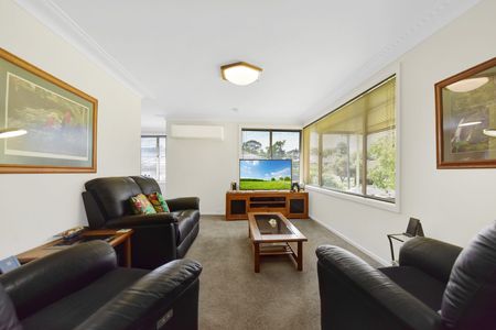 Spacious 3-Bedroom Home Opposite Park in Ultra Convenient Baulkham Hills Location! - Photo 2