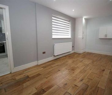 Raven Square, Alton, Hampshire, GU34 - Photo 1