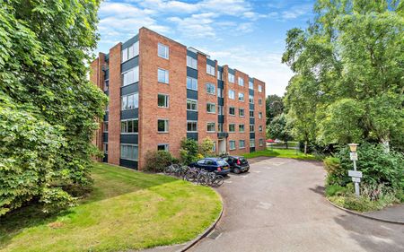 A third floor three bedroom apartment off Grange Road. - Photo 3