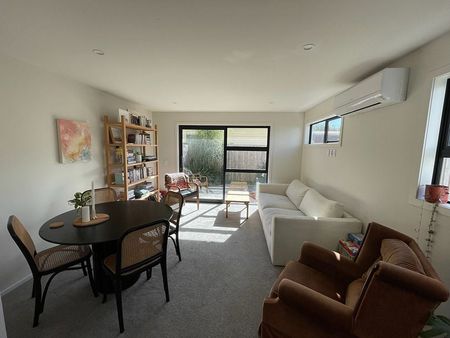 New, Quiet End Unit Townhouse + Off street park - Photo 2