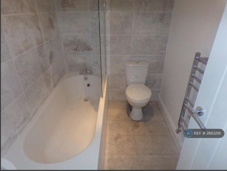 1 bedroom in a house share to rent - Photo 2