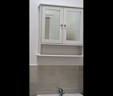 2 Bed Penthouse, Tooting High Street, SW17 - Photo 2