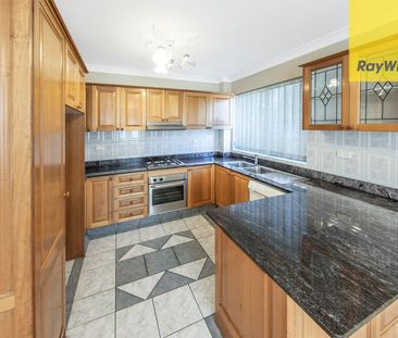 THREE BEDROOM APARTMENT IN PRIME LOCATION - MUST SEE - Photo 2