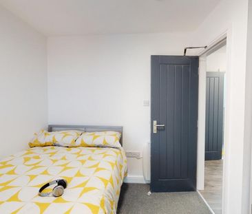 1 bedroom in a house share to rent - Photo 4