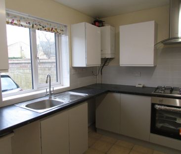 Three Bedroom Family Home with Garden and Conservatory available TO... - Photo 6