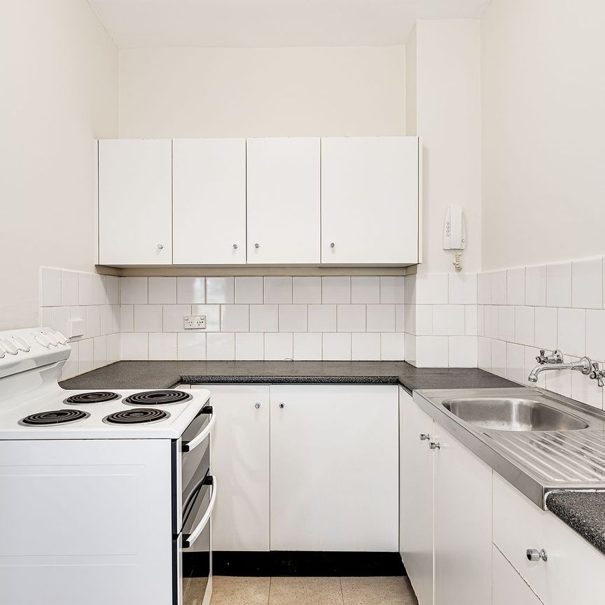 Beautifully kept one bedroom apartment with parking and storage - Photo 1