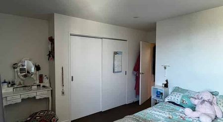 Stylish 3BR Townhouse in Newtown - Photo 4