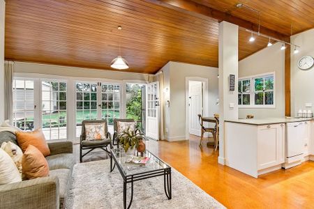 Double Grammar Zone Home, 6bed 2 bath - Photo 2