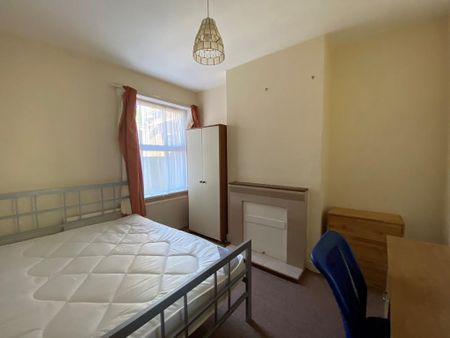 4 bedroom semi-detached house to rent - Photo 3