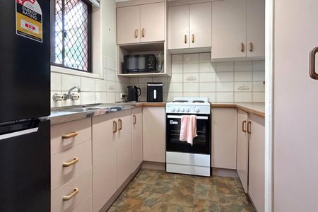 Spacious "City Fringe" Townhouse - Walk to Clifford Gardens - Photo 2