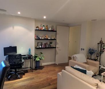 1 bedroom in a flat share to rent - Photo 2