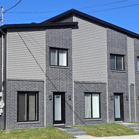 Grand 4 ½ sur 2 étages, 1218 pieds carrés, avec 2 grandes chambres, comme une maison de ville! - Photo 3