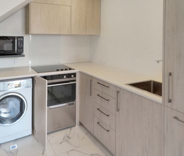 Modern home in Waterloo - Photo 2