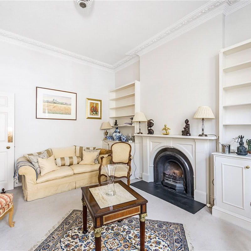 A larger than average one bedroom apartment on the ground floor of a period property with a south facing garden. - Photo 1