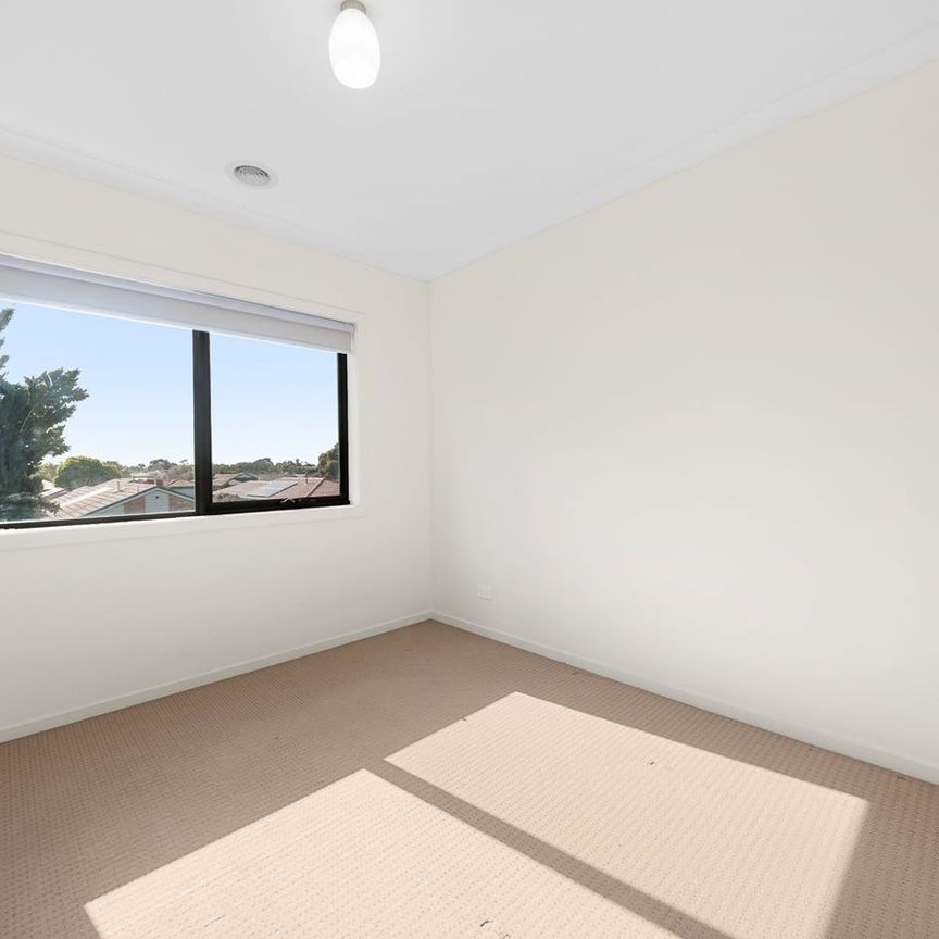 43 Indura drive, Werribee - Photo 1