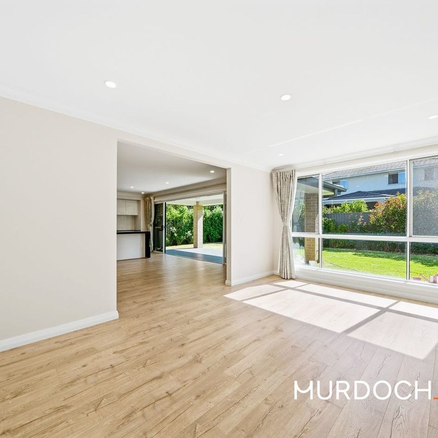 Modern and Stylish Family home, 5 Bedrooms + Huge Multi Purpose Room. Prime Location with Convenience to all Amenities!!! - Photo 1