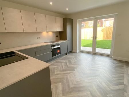 3 bedroom semi-detached house to rent - Photo 5