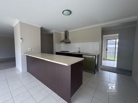 SPACIOUS FAMILY LIVING - Photo 4