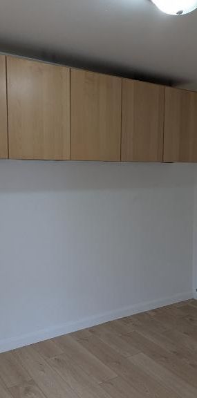 Beau grand 3 1/2, libre, semi-meublé, dans un duplex, centre-ville - Photo 1