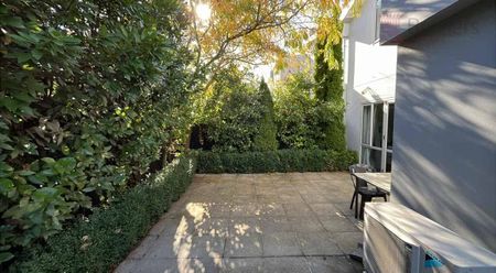 Modern two-level townhouse - Photo 2