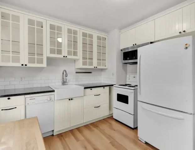 Renovated 5-Bedroom Home in desirable Parkallen – University Hospital | 11130 71 Avenue Northwest, Edmonton - Photo 1