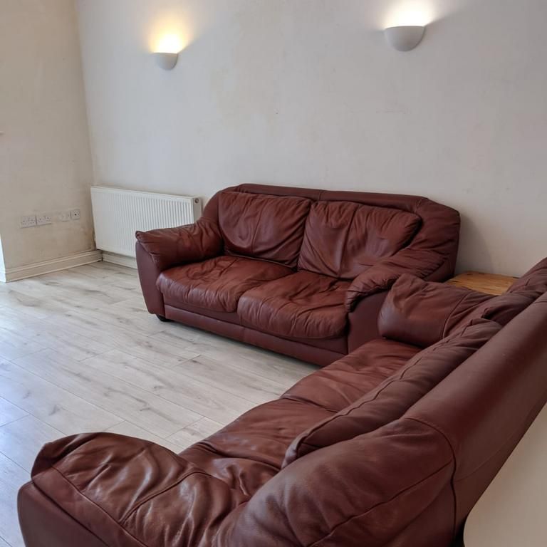 4 bedroom flat to rent - Photo 1