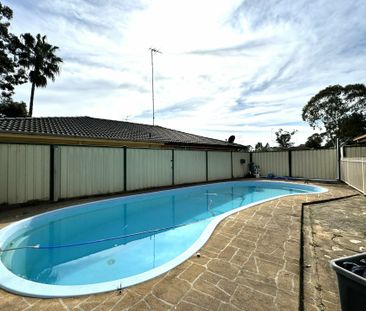 FOUR BEDROOM FAMILY HOME WITH INGROUND POOL! - Photo 6