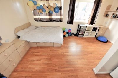 3 bedroom House in Hessle Walk, Leeds - Photo 1