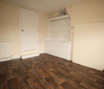 5 Bedroom Flat - Above Shop To Let - Photo 2