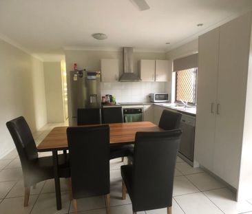 Modern 4 Bedroom Duplex in Quiet Circuit. Style, Space & Convenience - Photo 3