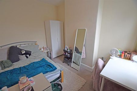 4 bedroom terraced house to rent - Photo 4