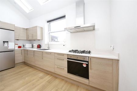 3 bedroom flat to rent - Photo 4