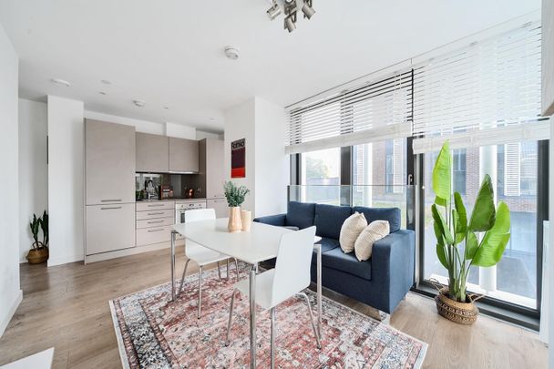 1 Bed Flat, Stratosphere Tower, E15 - Photo 1