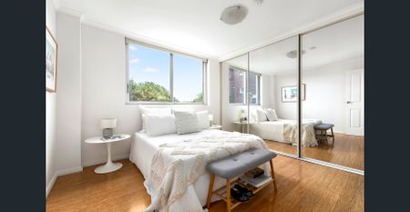 Sunny entertainer in the perfect lifestyle location - Photo 3