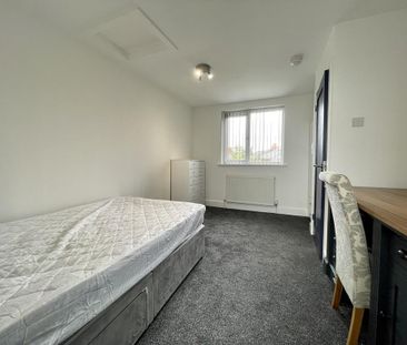 4 bedroom semi-detached house to rent - Photo 5