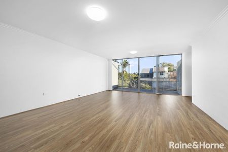 Stylish Two Bedroom Apartment - Photo 4