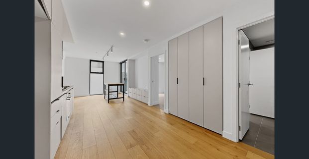Stylish, Sun-Filled Living in the Heart of Hawthorn - Photo 1