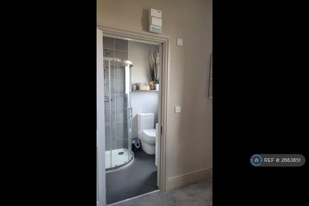 1 bedroom in a house share to rent - Photo 3