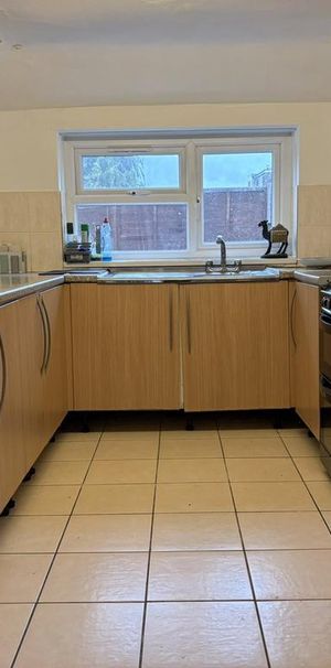 5 bedroom semi-detached house to rent - Photo 1