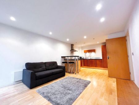 2 bedroom Flat To Let - Photo 2