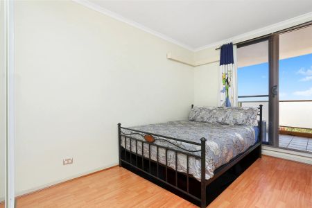 Oversized living spaces with views to Sydney Olympic Park - Photo 2