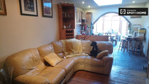 Double Bedroom for rent in 4-Bedroom House in Clontarf - Photo 1