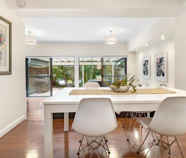 Modern Three-Bedroom Townhouse, Superbly Located - Photo 3
