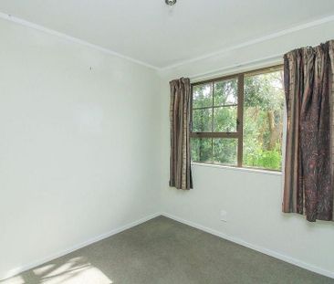 Chic 3BR Townhouse in Karori! Deck & Garden - Photo 4