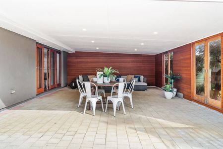 MODERN THREE BEDROOM HOME IN HANDY LOCATION! - Photo 4