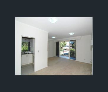 North West facing apartment with a park view - Photo 1