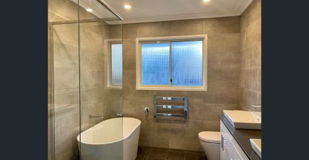 Stylish 3 bedroom house with low maintenance rear courtyard - Photo 2