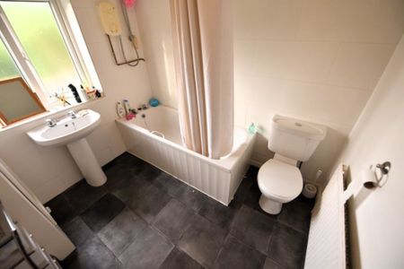 3 bedroom House in Richmond Avenue, Leeds - Photo 4