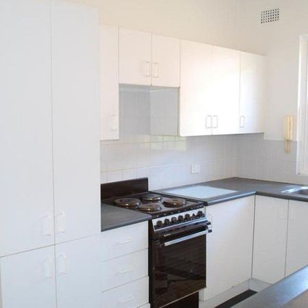 Spacious Top Floor One-Bedroom near the Beach - Photo 3